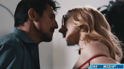 Sex romantic cu o blondă ușuratică